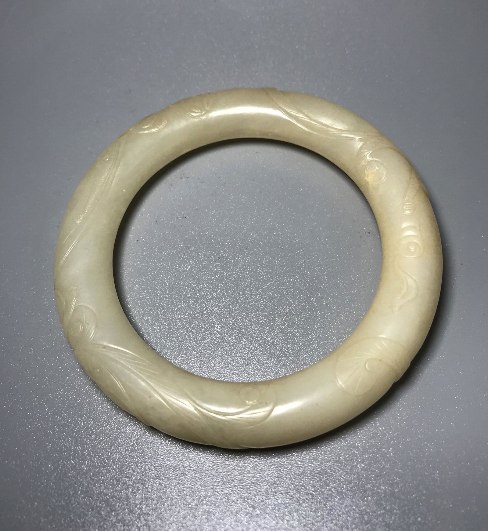 Jade dragon pattern bracelet from Hetian, Qing Dynasty (1 of 6)