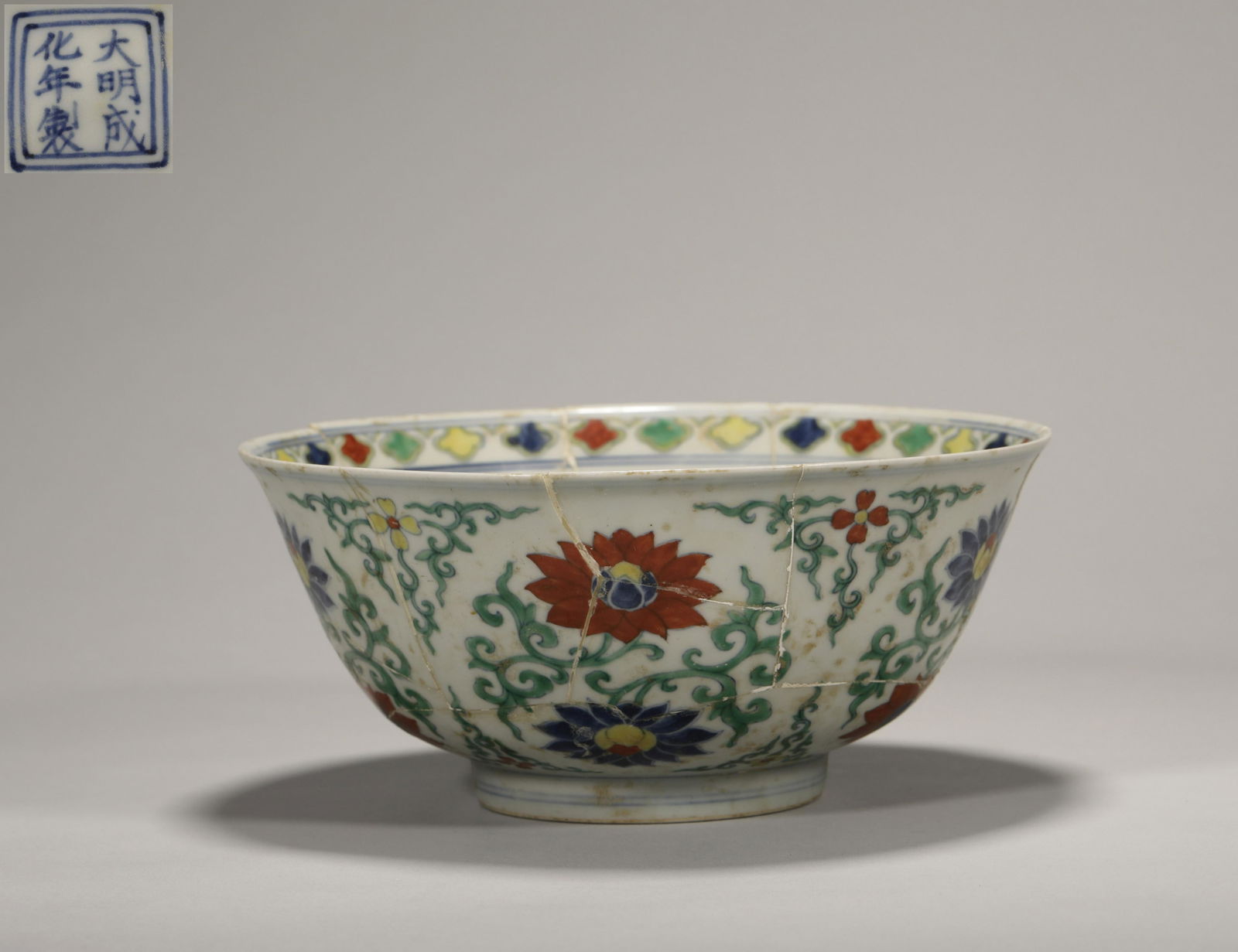 "Daming Chenghua year" bucket color flower pattern bowl (1 of 7)