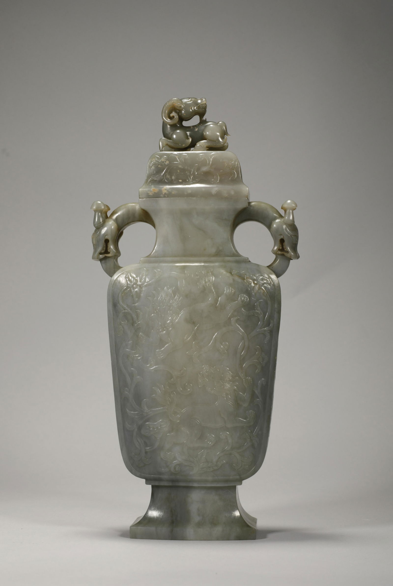 Qing Dynasty Hetian jade appreciation vase (1 of 9)