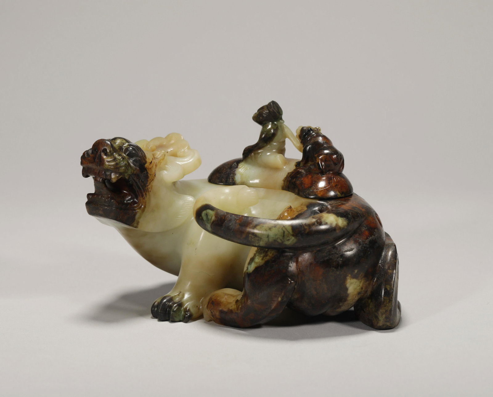 Han Dynasty auspicious animal jar with jade lid (1 of 7)