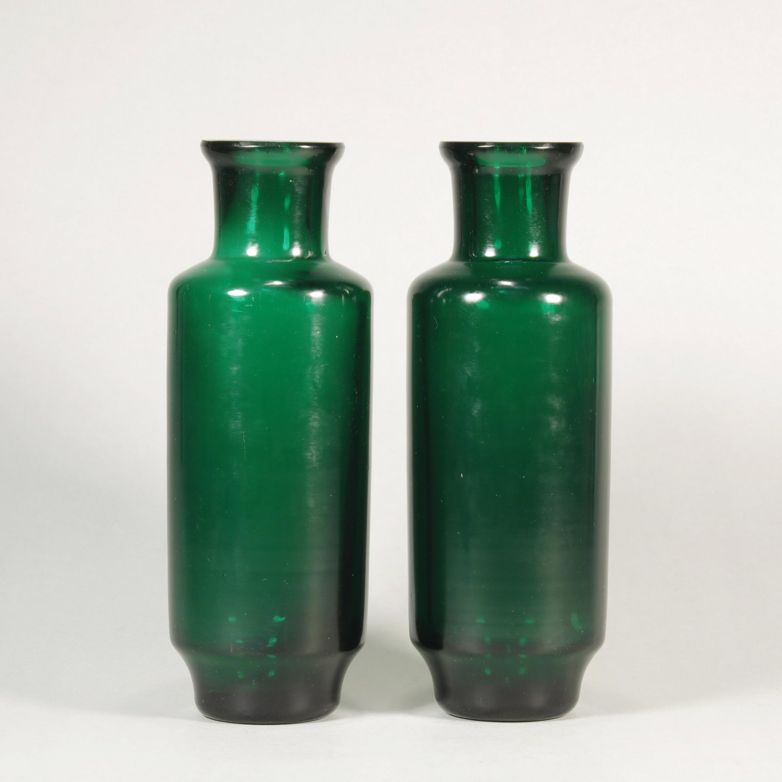 Qing Dynasty material imitation apple green stick and hammer bottle (pair) (1 of 6)