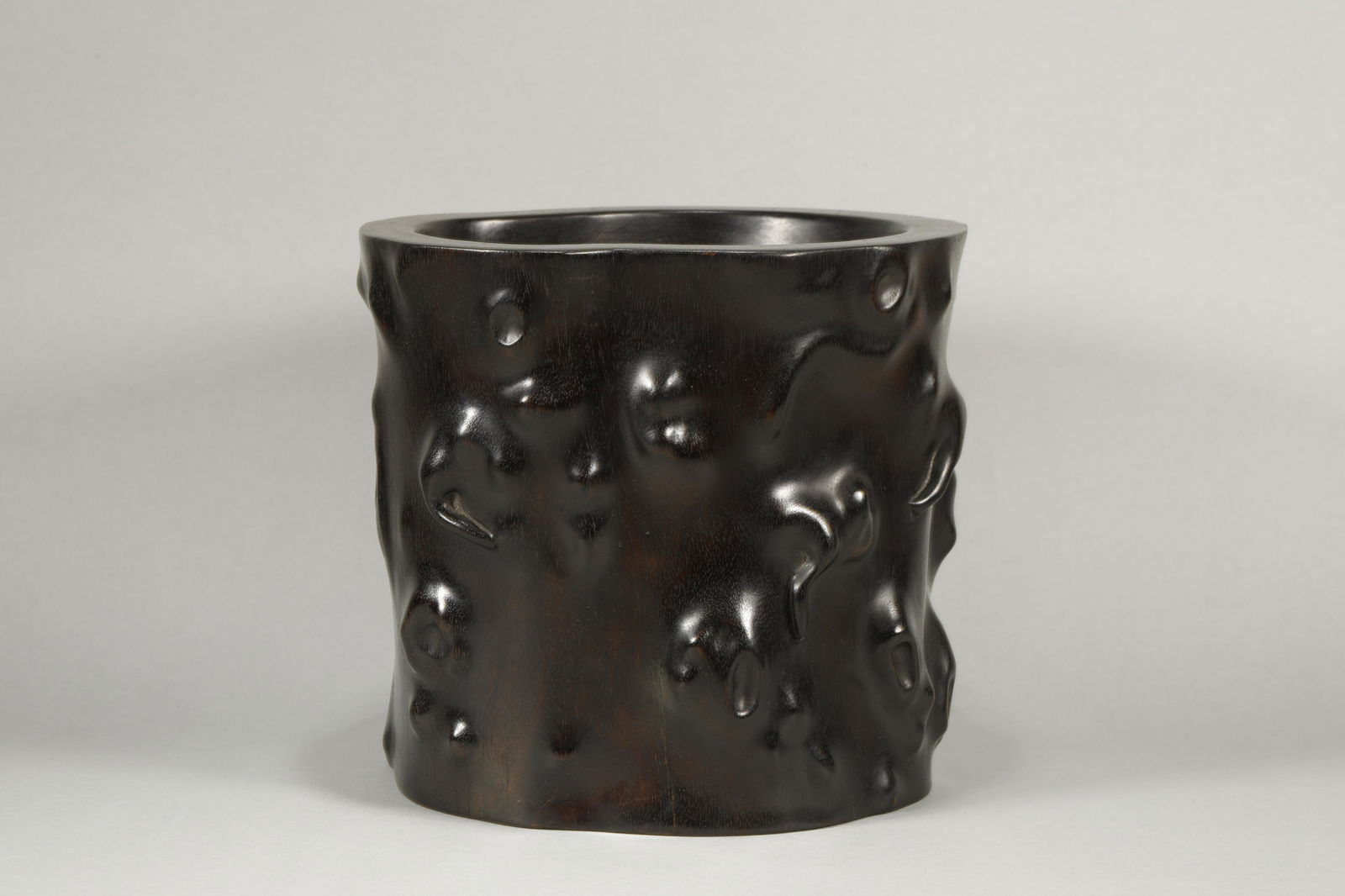 Qing Dynasty red sandalwood carving tree tumor pen holder (1 of 7)