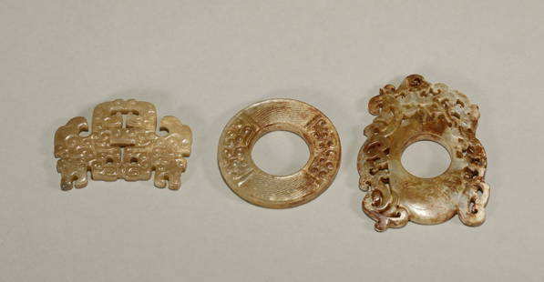 A group of jade ornaments from the Han Dynasty: H: 2 7/8 in(7.4cm) W: 2 1/8 in(5.5cm) wt:73g