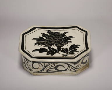 Song Dynasty Cizhou kiln flower pattern pillow: H: 4 1/2 in(11.5cm) W: 11 in(28cm)
