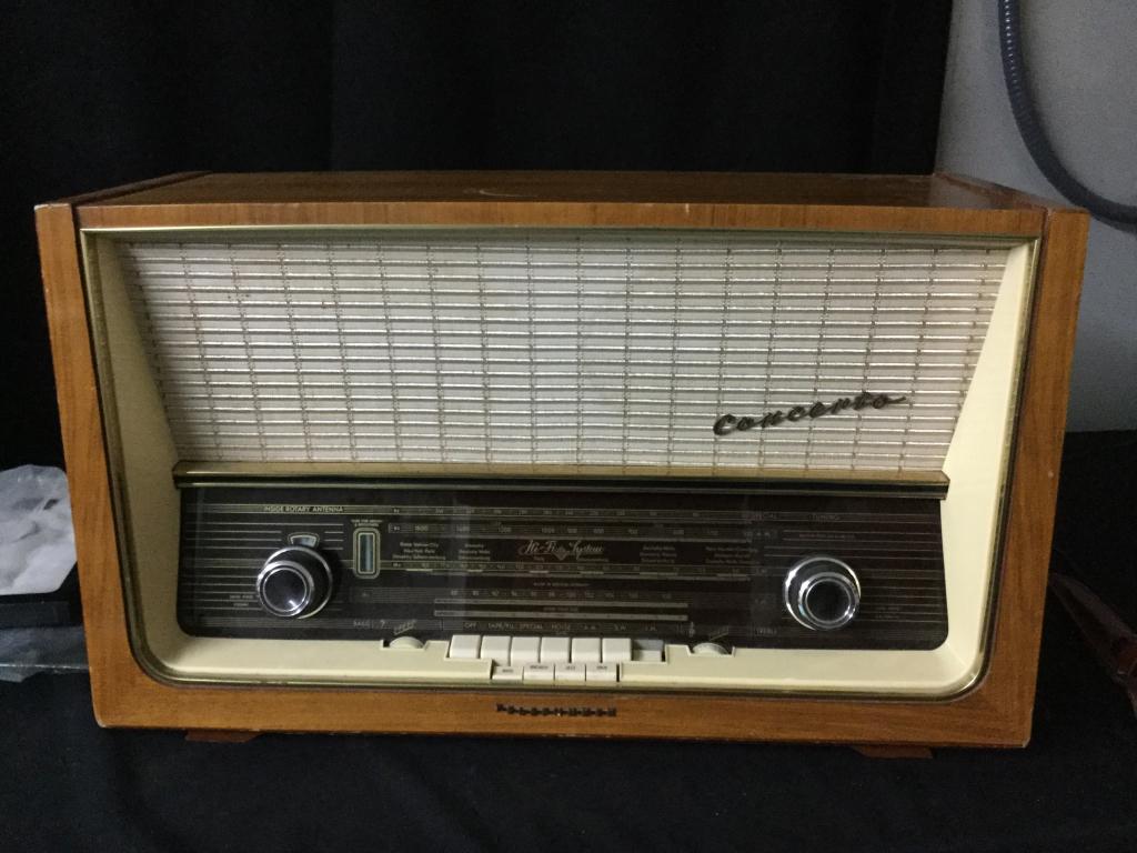 Vintage Telefunken Concerto 9u Tube Console Radio (1 of 3)