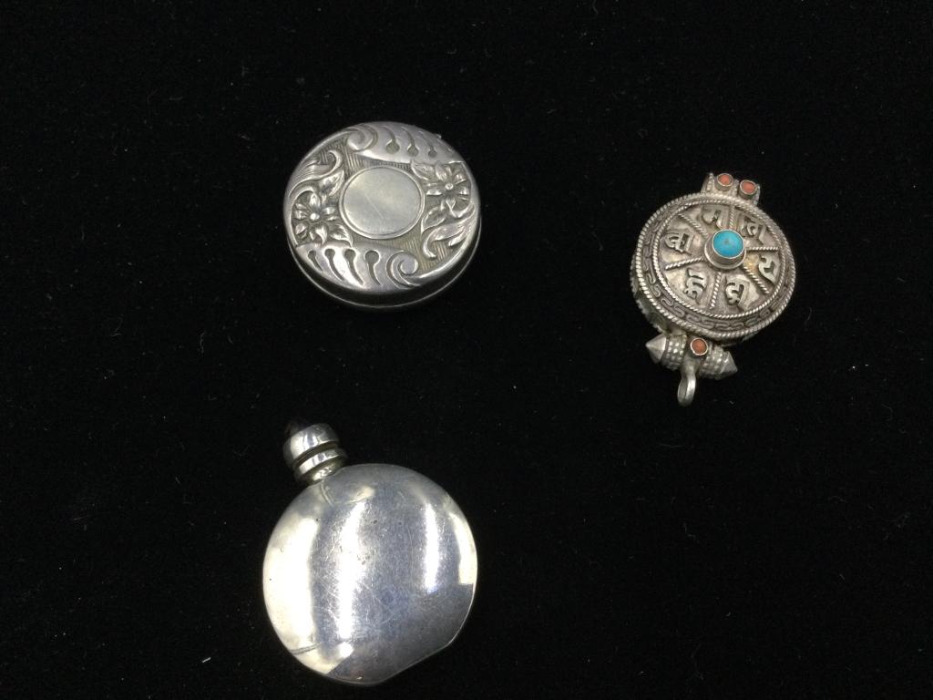Sterling items: Total of 3 items. There is a sterling snuff bottle, pendant & trinket box. All in good condition, weigh 39.3g. Value 100.00-250.00