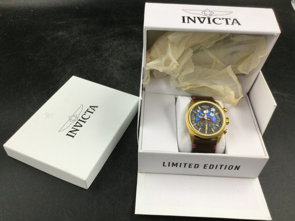 Invicta Snoopy Watch: Comes in original case, manual and sleeve. Limited Edition and condition appear new. See pictures. This is a beauty. No refunds given.
