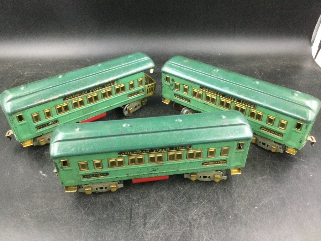Vintage Metal Trains: Total of 3 metal American Flyers. American Flyer Line. Condition is consistent with age and use, see pictures. No refunds given.