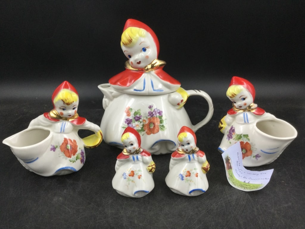 Little Red Riding Hood Hull: There is total of 5 pieces in this lot. 1947, See pictures. Condition is good. Circa 1947, there is a tea pot, salt/pepper and 2 creamers. Marked on bottoms of pieces. No refunds given.