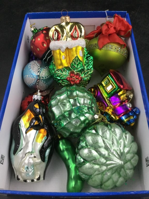 Vintage Glass Bulbs: Lot of vintage bulbs estimate over 25 in this lot. Two different box lots See pictures. Condition is consistent with age and use. No refunds given.
