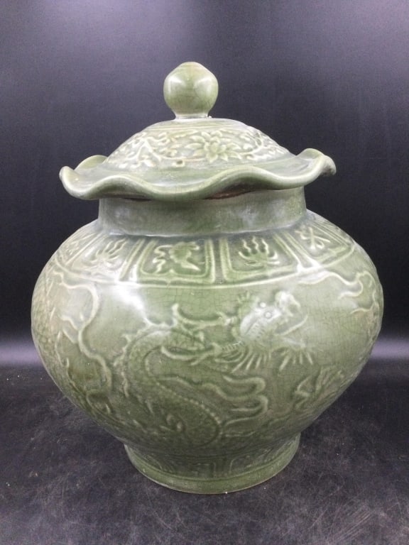 Chinese Longquan covered jar (1 of 4)