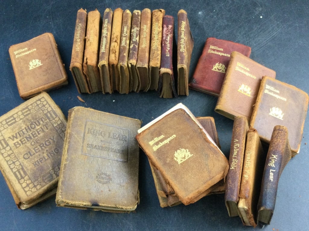 Vintage Miniature Books: Total of 22 Shakespeare mini books, 1 Kipling and 1 Robert Browning. Neat older books. Condition is good for there age and use, see pictures. No refunds given.