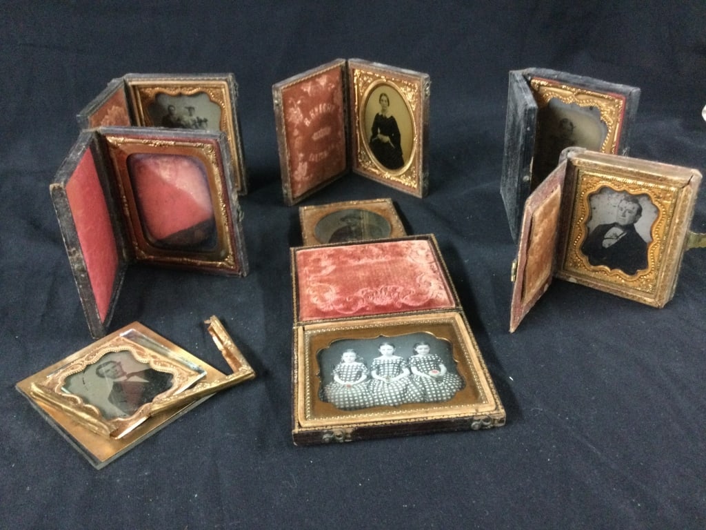 Antique Lot of Vintage Small Frames: Total of 8 vintage frames with 6 being folding picture daguerreotype. Condition is consistent with age and use, see pictures. There is some Daguerreotype photos in frames. No refunds given.
