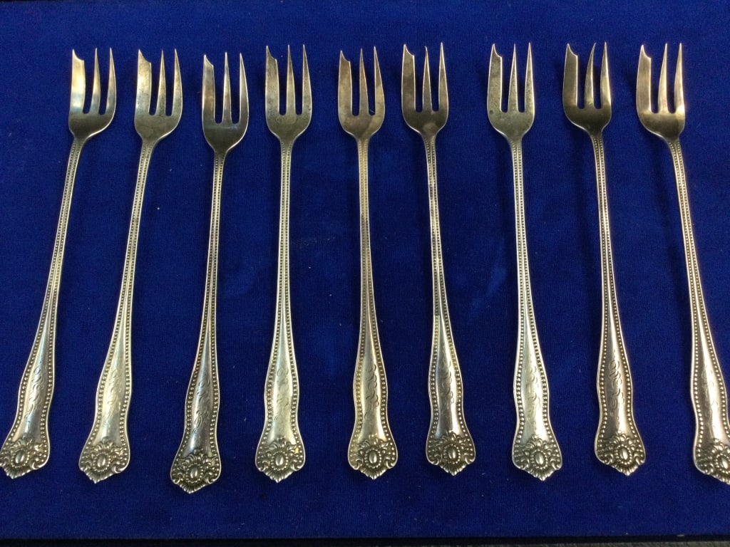 Vintage Sterling Hor D'oeuvres Forks: Total of 9 forks. They weigh a total of 137.0g and condition is good, see pictures. No refunds given.