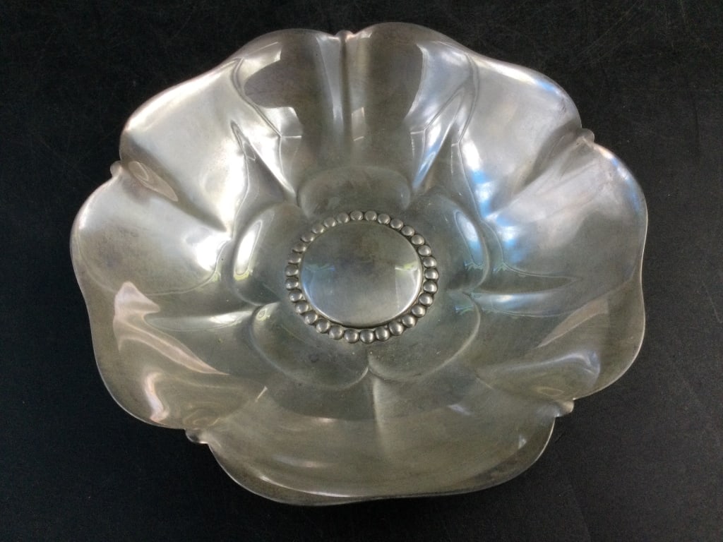 Tiffany & Co Silver Flower Shaped Dish or Bowl: See pictures, marked. Weighs 169.2g and condition is good. Measures 5". No refunds given.