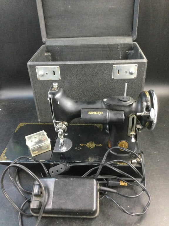 Singer Featherlite Sewing Machine (1 of 4)
