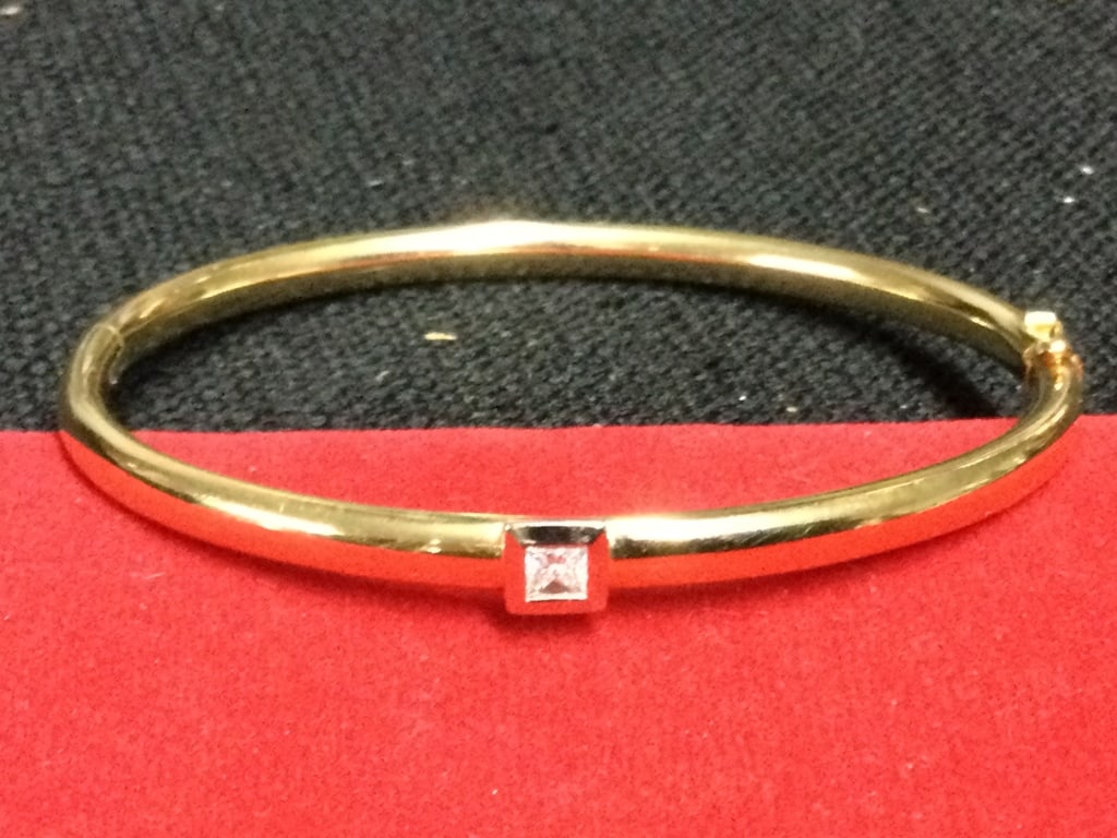 18 kt Bangle Bracelet: Stunning bangle with diamond. Weighs 21.6g and bracelet. Condition is good, see pictures. No refunds given. International buyers must pay via wire transfer.