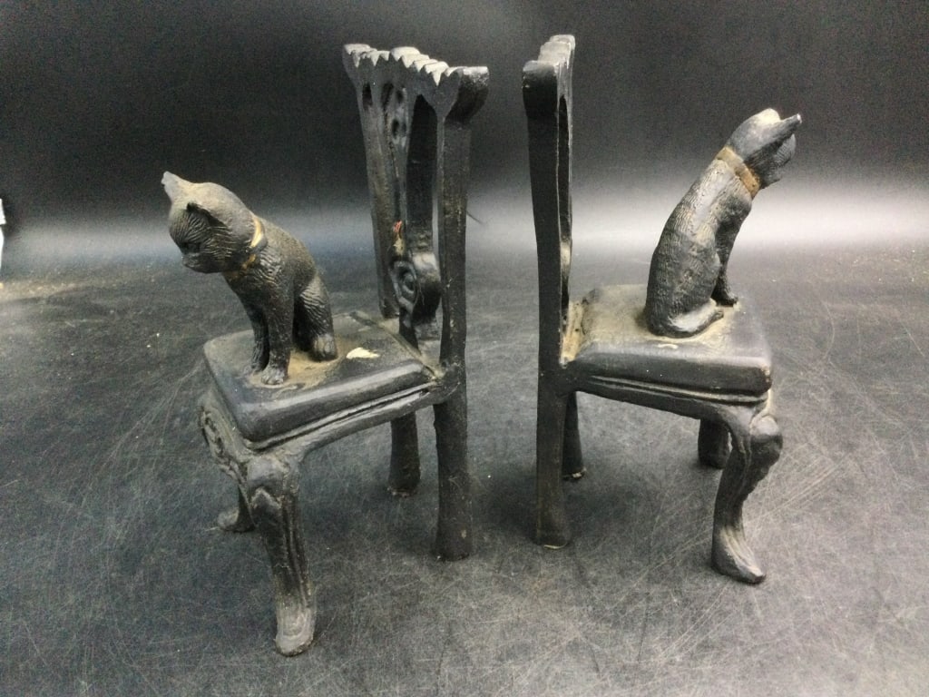 Antique Cast Iron Bookends with Trading Kittens: East book ends measures 8"h x 3 3/4" x 3 1/2. Condition is consistent with age, see pictures. No refunds given. International buyers must pay via wire transfer.