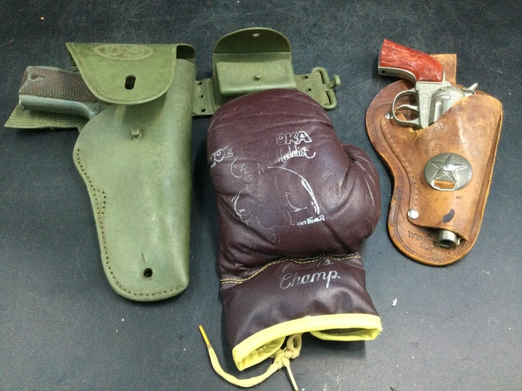 Vintage Mix Lot: Mix lot with vtg cap gun, US military sheath and boxing glove. Condition is consistent with age and use, see pictures. Measures 7.5" X 12". Nice piece that's condition is consistent with age, see pict