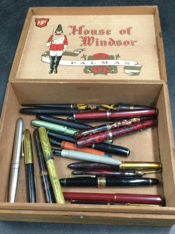 Vintage Fountain Pens: Total of 20 vintage fountain pens. Condition is consistent with age and use, see pictures. No refunds given.