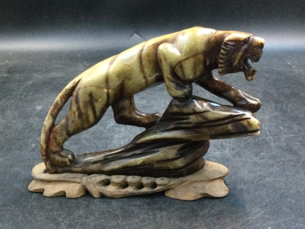 Chine Carved Ochre Soapstone Puma Early 20th: On a custom made mahogany stand. Measures 6" x 8.5". Condition is good, see pictures. No refunds given.
