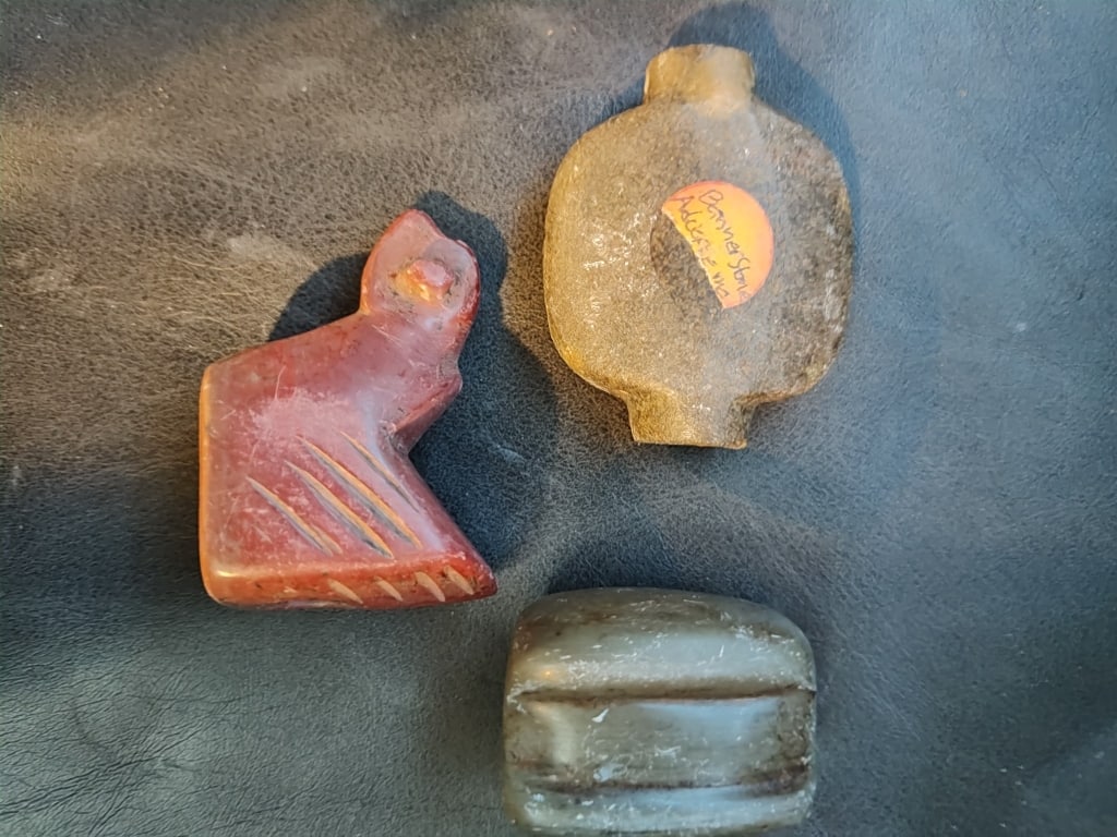 Bannerstone Artifacts: Total of 3 in this lot. Red Carnelian Bird shaped shown 1.75" l to 2.5"l. There is is also 2 others to be measures 3". Conditon is consistent on age, see pictures. No refunds given.
