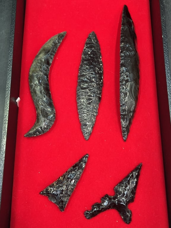 Carved Obsidian Arrowheads: Obsidian is a naturally volcanic glass used to make weapons or tools. These arrowheads measures from 3" to 8.5". See pictures. No refunds given.
