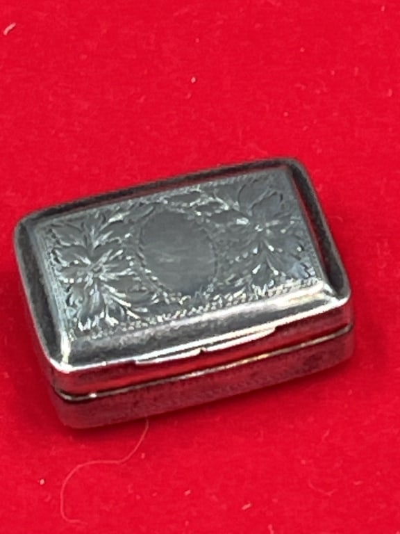 Early Sterling Silver Foral Scent Vinaigrette (1 of 7)