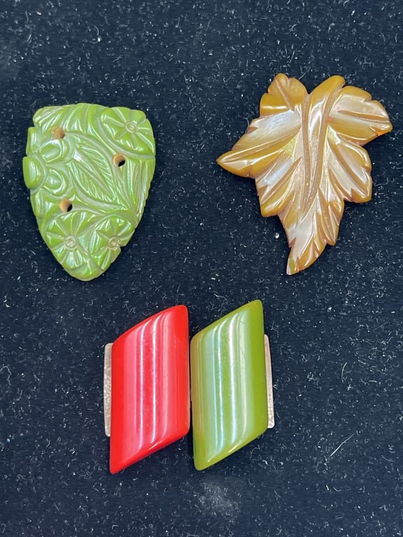 Vintage Bakelite: There is a belt buckle and 2 shoe clips (2"). See pictures. Condition is consistent on age and use. No refunds given.