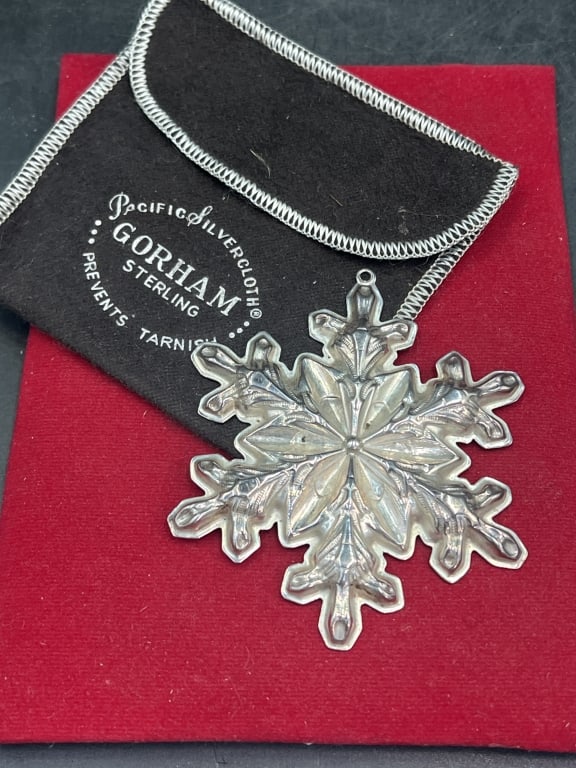 Gorham Sterling Christmas Ornament 1973: Condition is consistent with age and use, see pictures. Comes with cloth bag. Weighs 23.0g. No refunds given.