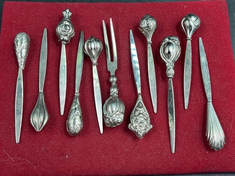 Tow Sterling Hors D'Oeuvre Picks: Total of 11 in this lot. Unique ornate top designs in a retro Victorian style. Condition is consistent with age and use, see pictures. Total weight is 47.9g. No refunds given.