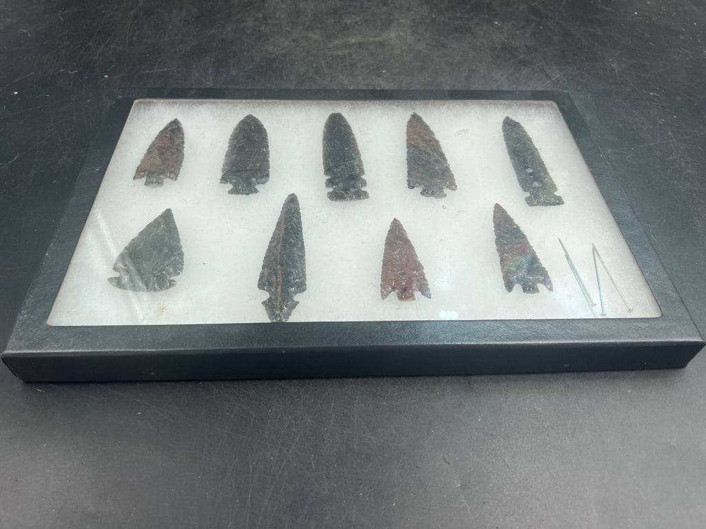 Obsidian Arrowhead Artifacts: Total of 9 in this this. Measures about 2 1/4" x 3.5". Condition is good, see good. No refunds given.Condition Information: It is the responsibility of the buyer to obtain all possible