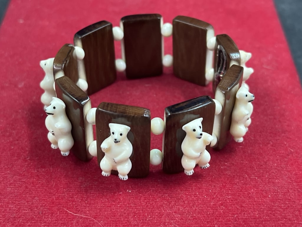 Vintage Alaskan Bracelet with Polar Bears: Nice older piece that is in good condition. Condition is good, see pictures. No refunds given.Condition Information: It is the responsibility of the buyer to obtain all possible information