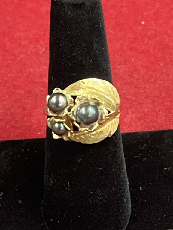 Antique 18kt Ring with Dark Grey Pearls: Ring shaped in floral or leaf shaped setting. Ring is a size 7 and weighs 7.7g. Condition is consistent with age and use, see pictures. No refunds given.Condition Information: It is the