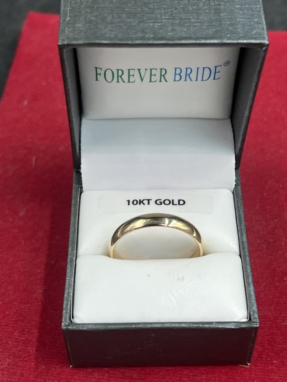 10kt Gold Mens Wedding Band: Nice mens ring that is a size 11.5 and weighs 4.1g. Condition appears new (good), see pictures. No refunds given.Condition Information: It is the responsibility of the buyer to obtain all