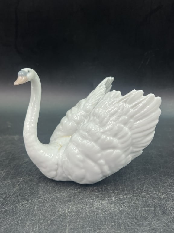 Lladro Swan: "White Swan" porcelain figurine handcrafted collectible item made in Spain. Measures 4" h x 3 1/4"w. Condition is good, see pictures. No refunds given.Condition Information: It is the