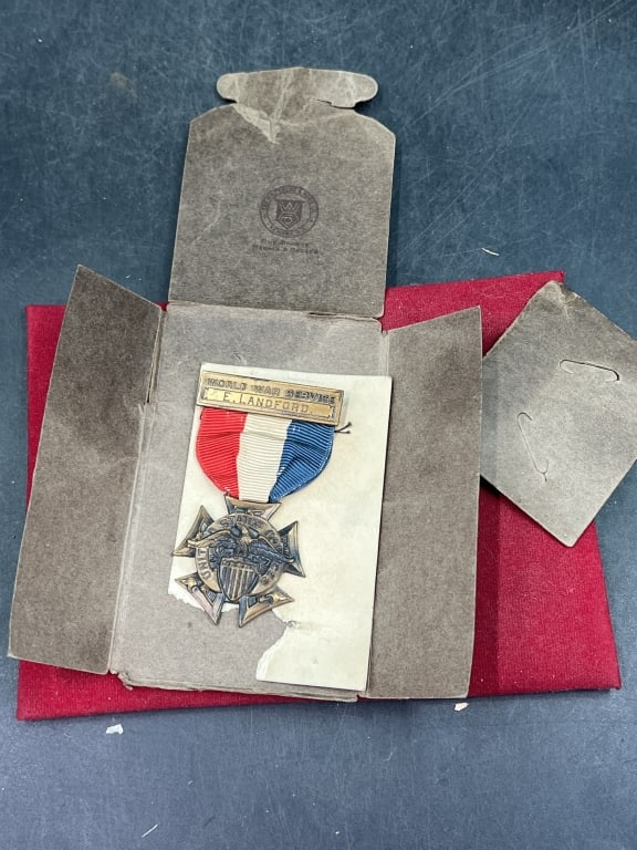 Vintge World War Medal 1917-1918 in Paper Holder: Comes in original paper holder. Incised on back and condition is consistent with age and use, see pictures. Marked the Whitehouse and Hoag Co Newark NJ. No refunds given.Condition Information: 