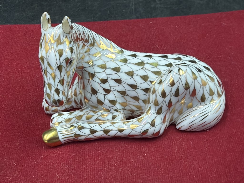 Vintager Herend Guild Edition Figurine 1998: Herend Hungarian porcelain known for its hand painted designs. Body features signature gold fishnet motif. fine porcelain accented with 24k gold. Measures 2" x 3.25. Condition is good, see pictures.