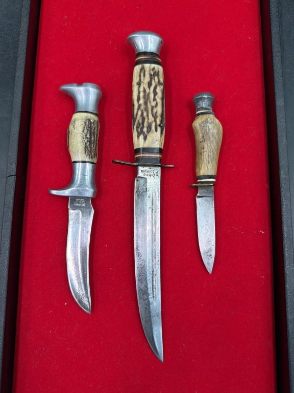 German Knifes: Total of 3 in this lot. All are German hunting knifes manufactured in Solingen, Germany. Features stag horn handles. Condition is consistent with age and use, see pictures. No refunds given.