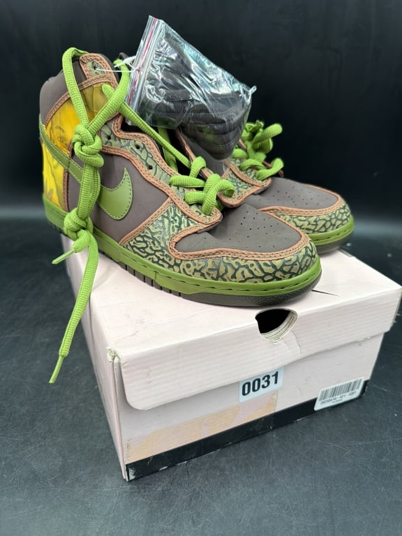 Nike SB Dunk High Pro 'De La Soul' US 11: Iconic collaboration celebrates the pioneering hip-hop trio with a design inspired by the color art for the debut able, 3 feet high and rising. Color baroque brown and attitude green. Features unique