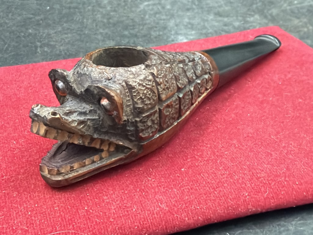 Hand Carved Alligator Folk Art Pipe Made in Italy: Briar wood carved wooden alligator with a visible head , glass eyes, open jaw and textured skin. Condition is consistent with age and use, appears good. No refunds given.