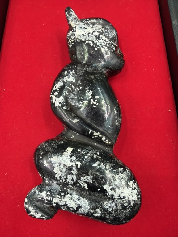 Thai Phra Pidta Amulet: Translates to "Buddha closing his eyes" meditation. Amulets used for protection, good fortune, wealth. Posture symbolizes looking inward shielding the wearer from negativity and evil influences.