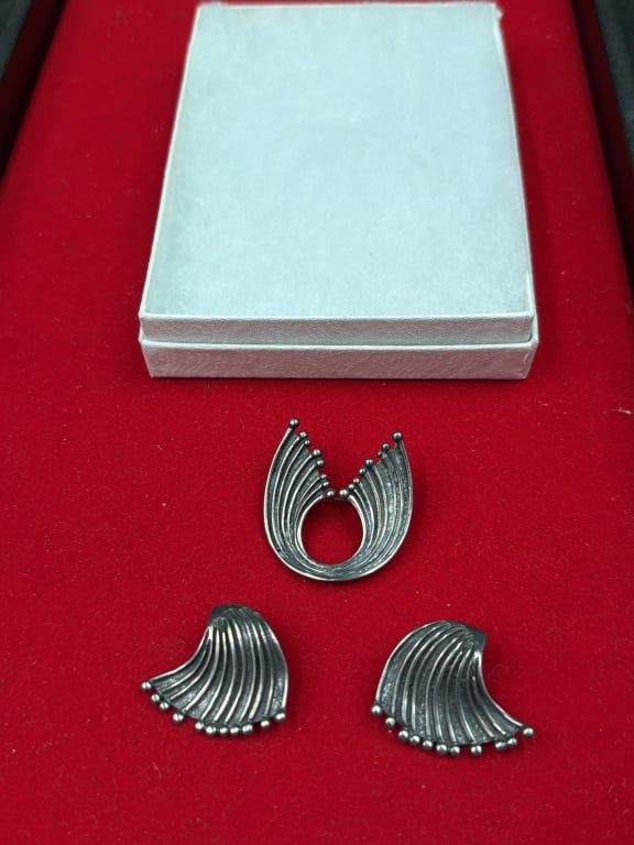 David Anderson Sterling Jewelry: There is a sterling brooch and 2 clip on earrings. Condition is good, see pictures. David Anderson Norway . Weighs 26.2g. No refunds given.