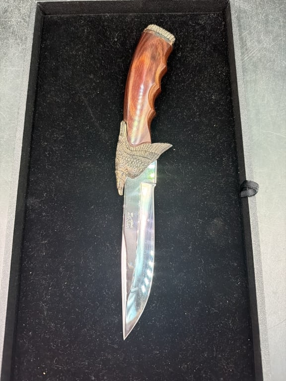 Kershaw LE American Bald Eagle Bowie Knife: Knife features a wooden handle and a metal bolster shaped like eagle head. Measures overall 11" with a 6" blade. LE 2174/5000. Condition is good, see pictures. No refunds given.