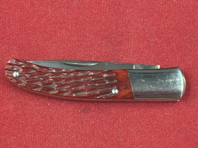 Cattaraugus Cutler Co Pocketknife: Vintage Cattaraugus KCC CM-11. Features reddish brown jigged bone handle. Commonly used in traditional pocket knives for grip and aesthetics. Condition is good, see pictures. No refunds given.