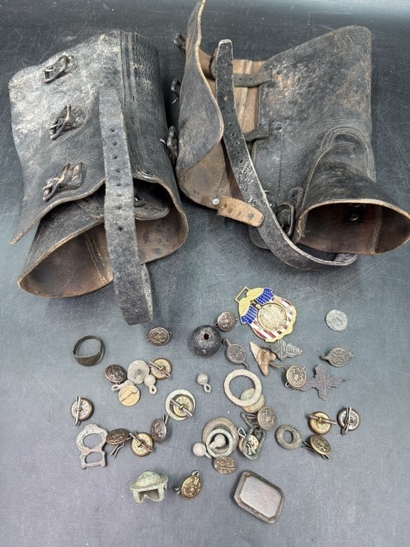 Vintage Military Items: Neat lot of mix military items. See pictures, condition is consistent with age and use. No refunds given.