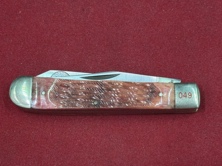 Vintage Hard Hat Knives LE #1/500: Nice pocket knife with textured handle and branded bolster. Features a jigged bone or wood pattern. LE Number 1 of 500. Condition is consistent with age and use, see pictures. No refunds given.