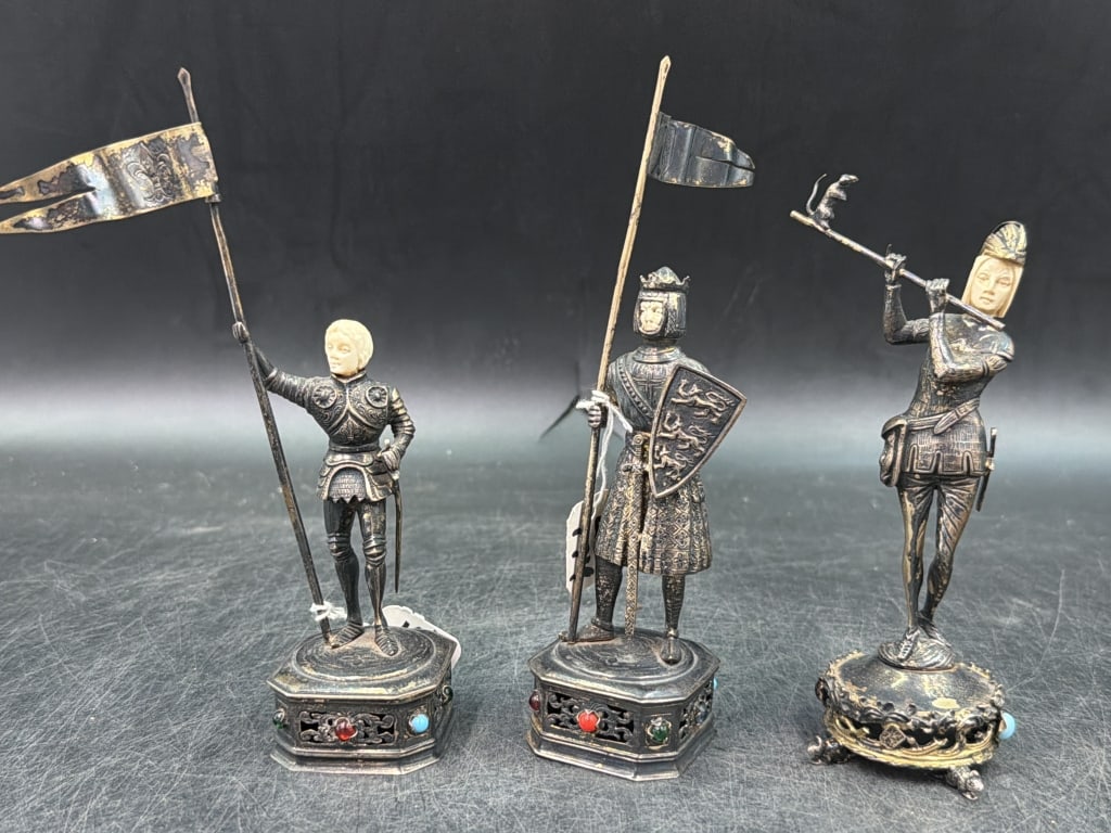4Vintage German Sterling Silver Figures: Antique German sterling silver medieval knight figurines likely for the early 205h century. Knights feature movable visors, hold flags and spears and adorned with gem set details on this pieced