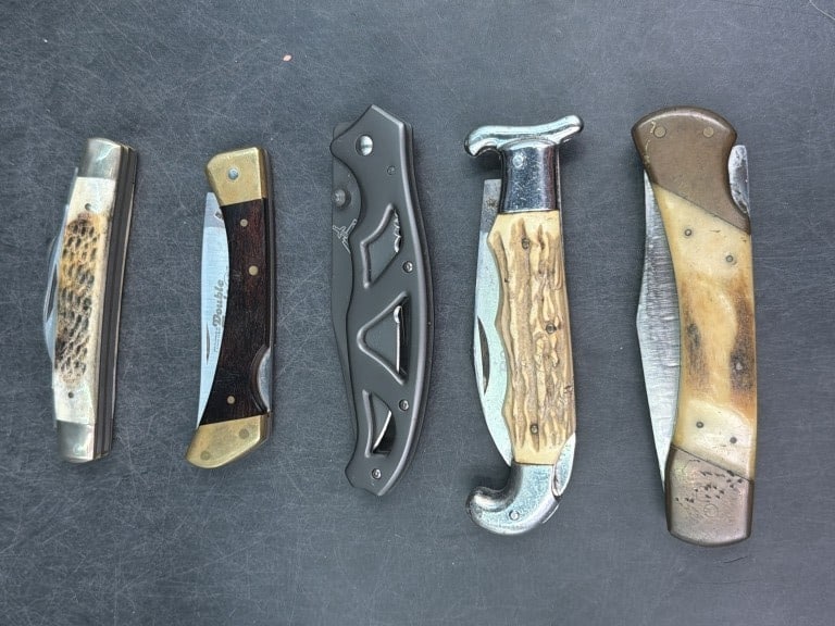 Vintage Pocketknives: Total of 5 pocketknives in this lot. There is Parker, Valor, Gerber, Frontier and Frost Cutlery. See pictures. Condition is consistent with age and used, no refunds given.