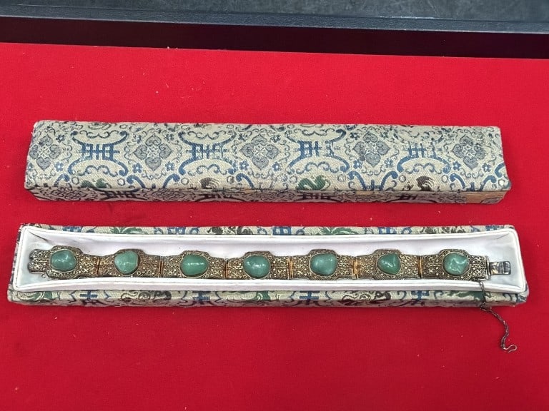 Vintage Jade and Gold Quilted Silver Bracelet: Bracelet measures 8". Needs a good cleaning and weighs 23.1g. Had original box. Condition is consistent with age and use, see pictures. No refunds given.